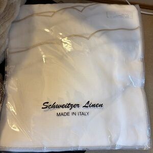 Schweitzer Linen 106-inch round, 100% linen tablecloth